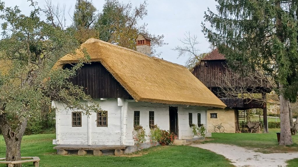 Obnova slamnatih krovišta na zgradama tradicijskog graditeljstva u Muzeju „Staro selo“ Kumrovec